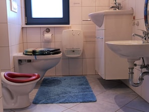 House | Bathroom | Shower, towels - Beautiful Cottage With Fenced Garden in Kransevitz (Putbus)