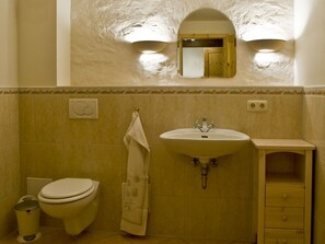 Shower, hair dryer, towels - Vintage Apartment in Kröpelin With Garden (Kroepelin)