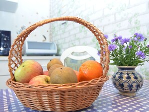1 phòng ngủ, trang bị nội thất với thiết kế riêng biệt, bộ trải giường 