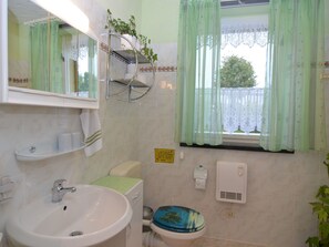 Buồng tắm vòi sen, khăn tắm 