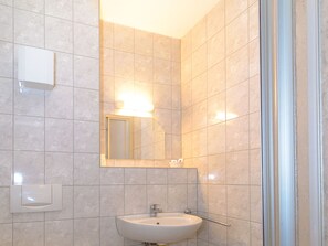 Shower, towels - Lovely House for Groups on the Grounds of a Conference Centre in the Thuringian Forest (Lehesten)