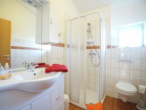 Shower, hair dryer - A Modern Furnished Holiday Home in a Lovely Area (Benz)