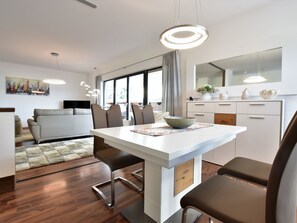 Dining - Modern Apartment in Rostock With Fireplace (Rostock)