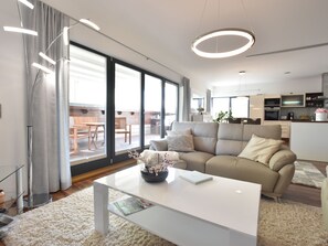 Living room - Modern Apartment in Rostock With Fireplace (Rostock)