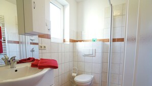 Buồng tắm vòi sen, máy sấy tóc 