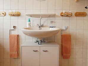 Shower, towels - A Holiday Home With Recreational Equipment and Many Cycle Paths Nearby (Südheide)