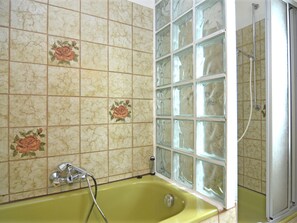 Bathtub dan handuk