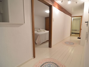 Combined shower/bathtub, towels - Stunning Farmhouse in Einruhr Near Eifel National Park (Simmerath)