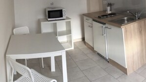 Fridge, microwave - Cosy Holiday Home in Hürth With Balcony (Huerth)