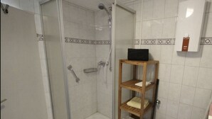 Shower - Cosy Holiday Home in Hürth With Balcony (Huerth)