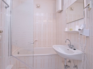 Apartment | Badezimmer | Duschwanne, Haartrockner, Handtücher