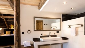 Bathtub - Unique House in the Vogtland Region With Open Architecture and Special Atmosphere (Klingenthal)