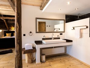 Bathtub - Unique House in the Vogtland Region With Open Architecture and Special Atmosphere (Klingenthal)