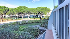 A courtyard with trees and a building. - La Croisière by Interhome (Port Camargue)