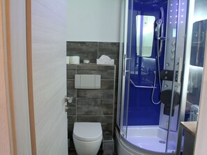Shower - Luxurious Apartment With Dishwasher, Overlooking the Lake (Schalkenmehren)