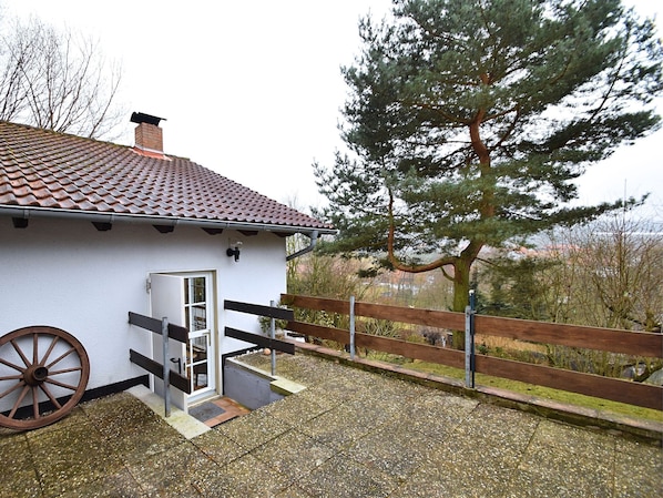 Balcony - Detached Holiday Home With Terrace and Fenced-in Garden With Sunbathing Lawn (Frielendorf)