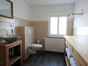 Ferienhaus | Badezimmer | Dusche, Handtücher