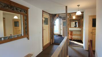 5 bedrooms, minibar, individually furnished, bed sheets