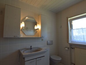 Bathtub, towels - Cheerful Holiday Residence in Good State for Exploring the Exciting Volcanic Eifel Region (Mannebach)