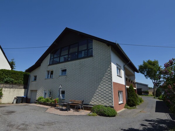 Exterior - Cheerful Holiday Residence in Good State for Exploring the Exciting Volcanic Eifel Region (Mannebach)