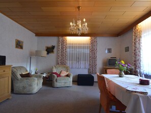 Living room - Cheerful Holiday Residence in Good State for Exploring the Exciting Volcanic Eifel Region (Mannebach)