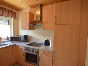 Fridge, oven - Cheerful Holiday Residence in Good State for Exploring the Exciting Volcanic Eifel Region (Mannebach)