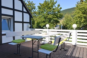 Apartment | Balcony - Pleasing Holiday Home near Ski Area in Schmallenberg Germany (Schmallenberg)