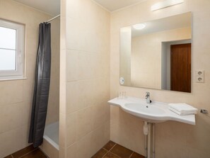 Shower - Nice Villa with Washing Machine near River Moselle (Ediger-Eller)