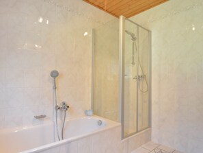Apartment | Bathroom - Familienausflug Nach Lirstal (Lirstal)