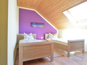 3 عدّة غرف نوم وطراز فريد لكل وحدة وملاءات أسرّة