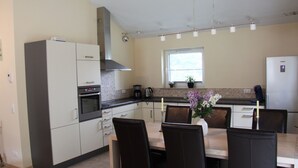 Kylskåp, mikrovågsugn, ugn och diskmaskin