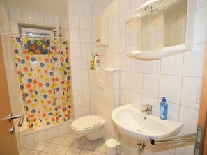 Buồng tắm vòi sen, khăn tắm 