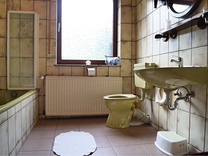 Bathtub, hair dryer, towels - Large Apartment on the Edge of the Harz National Park With Garden and Terrace (Herzberg am Harz)