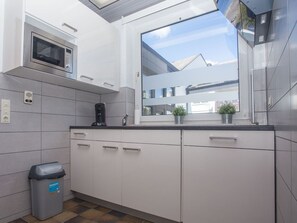 Wasserkocher mit Kaffee-/Teezubehör, Kühlschrank, Mikrowelle