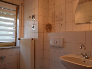 Shower, towels - A Comfortable Holiday Home in the Hunsrã¼ck Region (Beltheim)