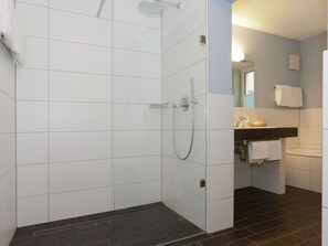 Bathtub, towels - Comfortable Apartment in Ernzen Near Town Center (Ernzen)