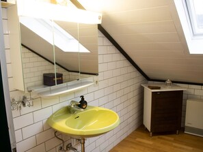 Shower, towels - Apartment Near Schmallenberg in the Sauerland With Beautiful View (Schmallenberg)