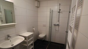 Shower, towels - Beautiful Apartment in Neuastenberg Near Ski Area (Winterberg)