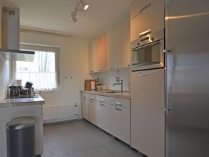 Wasserkocher mit Kaffee-/Teezubehör, Kühlschrank, Mikrowelle