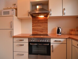 Wasserkocher mit Kaffee-/Teezubehör, Kühlschrank, Mikrowelle, Ofen