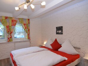 House | 10 bedrooms, individually furnished, bed sheets