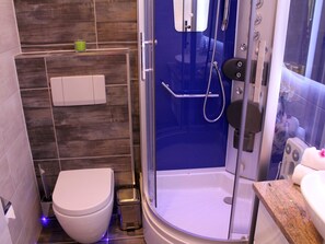 Shower - Luxurious Apartment With Dishwasher, Overlooking the Lake (Schalkenmehren)