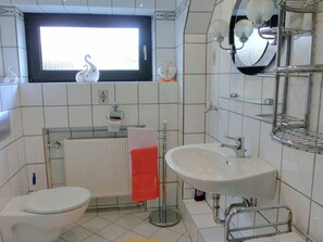 Shower, towels - Apartment in the Westerwald With Large Garden and Terrace With Barbecue Area (Pracht)