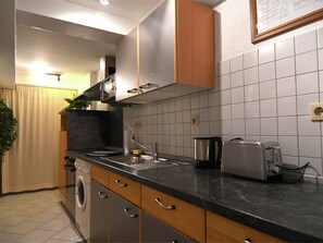 Coffee/tea maker, fridge, microwave, oven - Spacious Apartment in Langewiese With Garden (Winterberg)