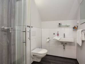 Apartment | Badezimmer | Dusche, Handtücher