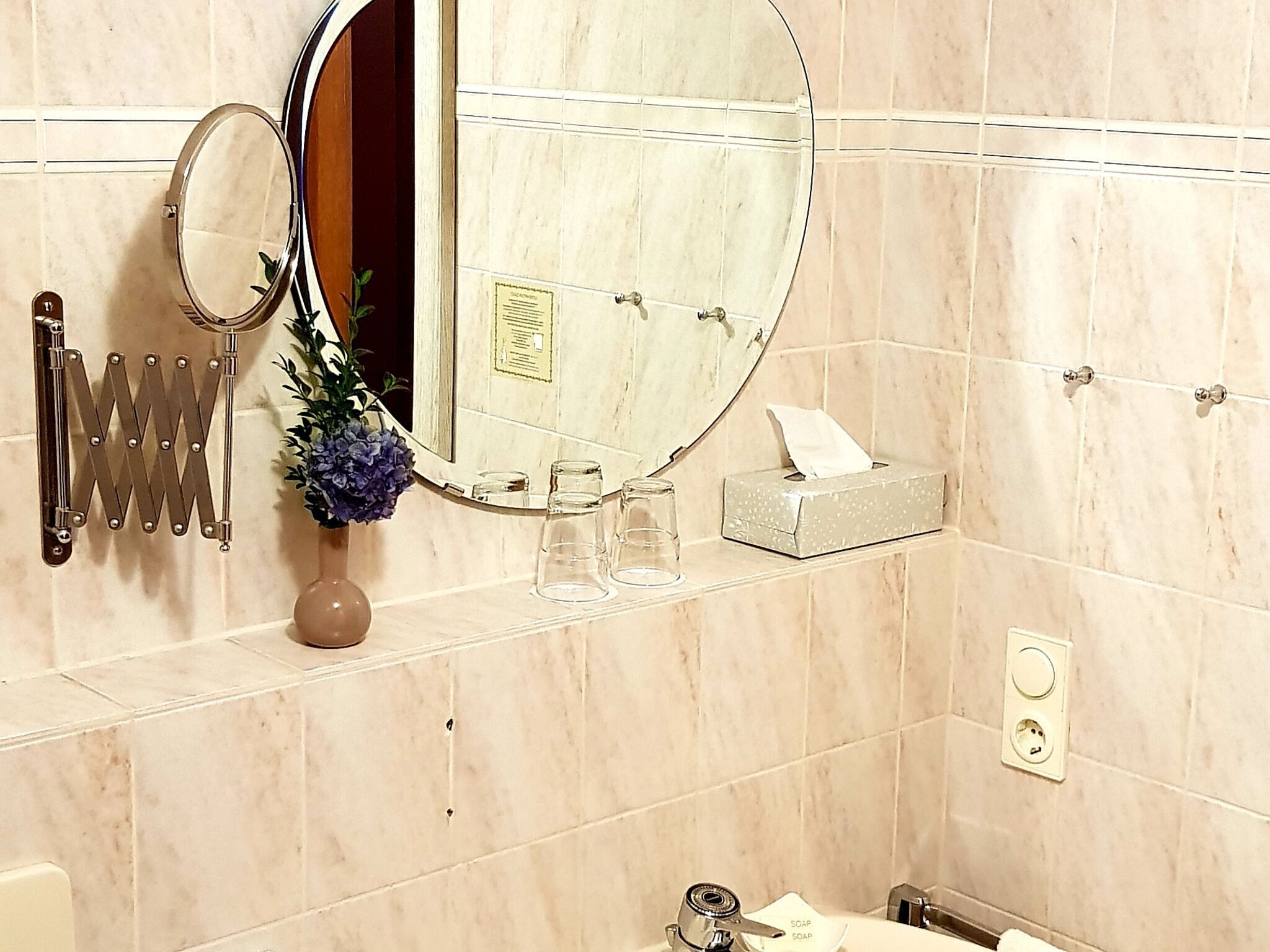 Rumah | Kamar mandi | Shower dan handuk