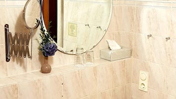 Rumah | Kamar mandi | Shower dan handuk