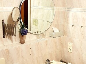 House | Bathroom | Shower, towels - Large Group Accommodation With Fireplace in Schmallenberg (Schmallenberg)