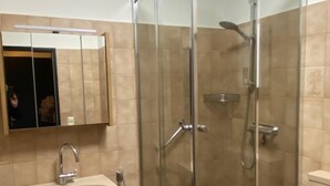 Apartment | Bathroom | Shower, towels - Attractive Apartment with Balcony near Winterberg (Winterberg)