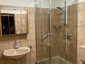 Apartment | Badezimmer | Dusche, Handtücher